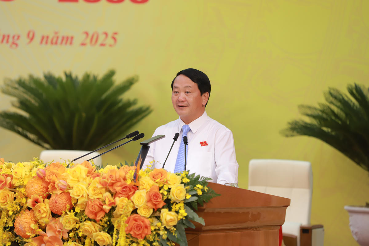 Bí thư Tỉnh ủy Tuyên Quang Hầu A Lềnh điều hành bầu Đoàn Chủ tịch Đại hội. Ảnh: TTBC.