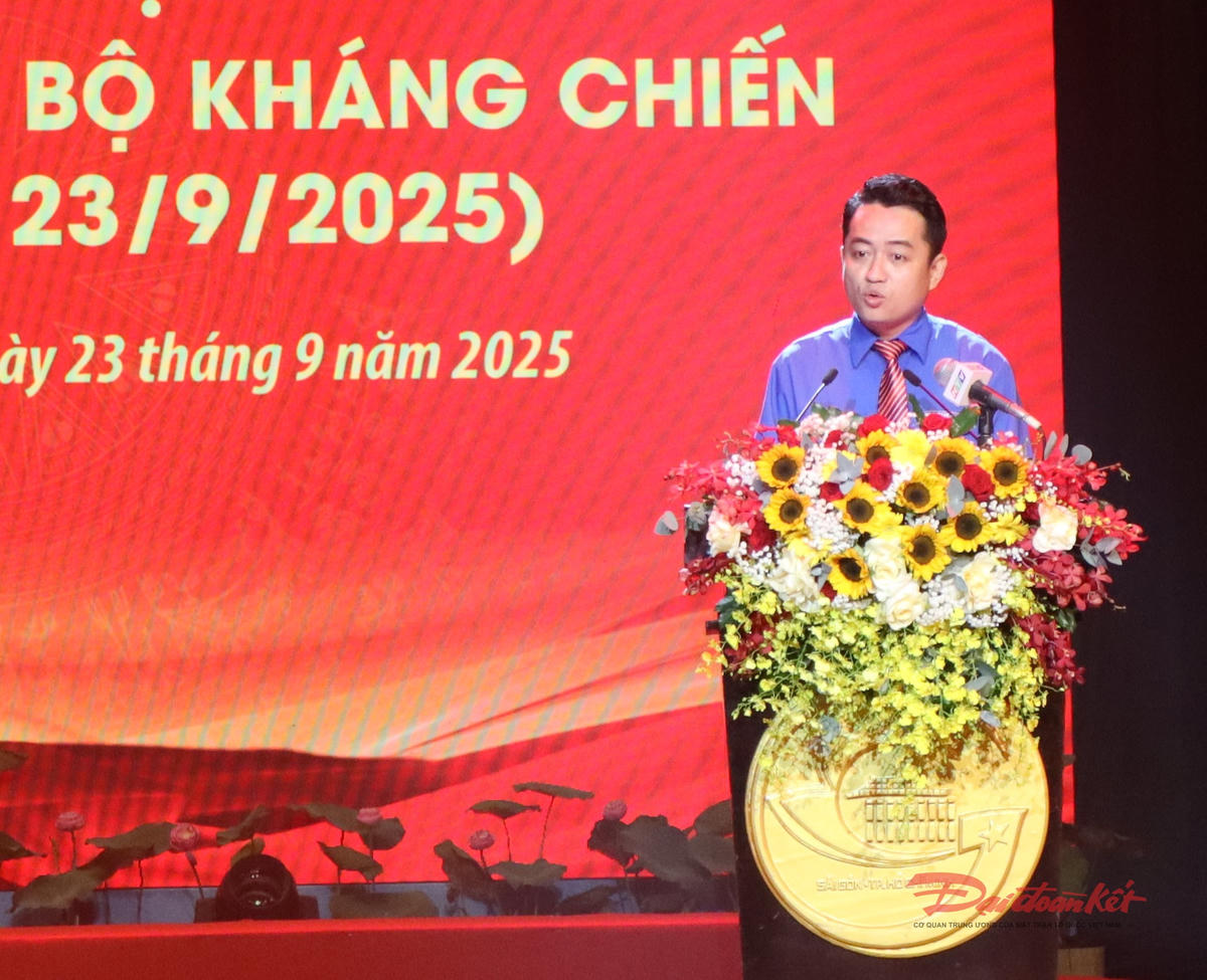 Anh Lê Tuấn Anh - Phó Bí thư Thành đoàn TP Hồ Chí Minh đại diện tuổi trẻ "thành phố mang tên Bác" phát biểu. Ảnh: Hồng Phúc.