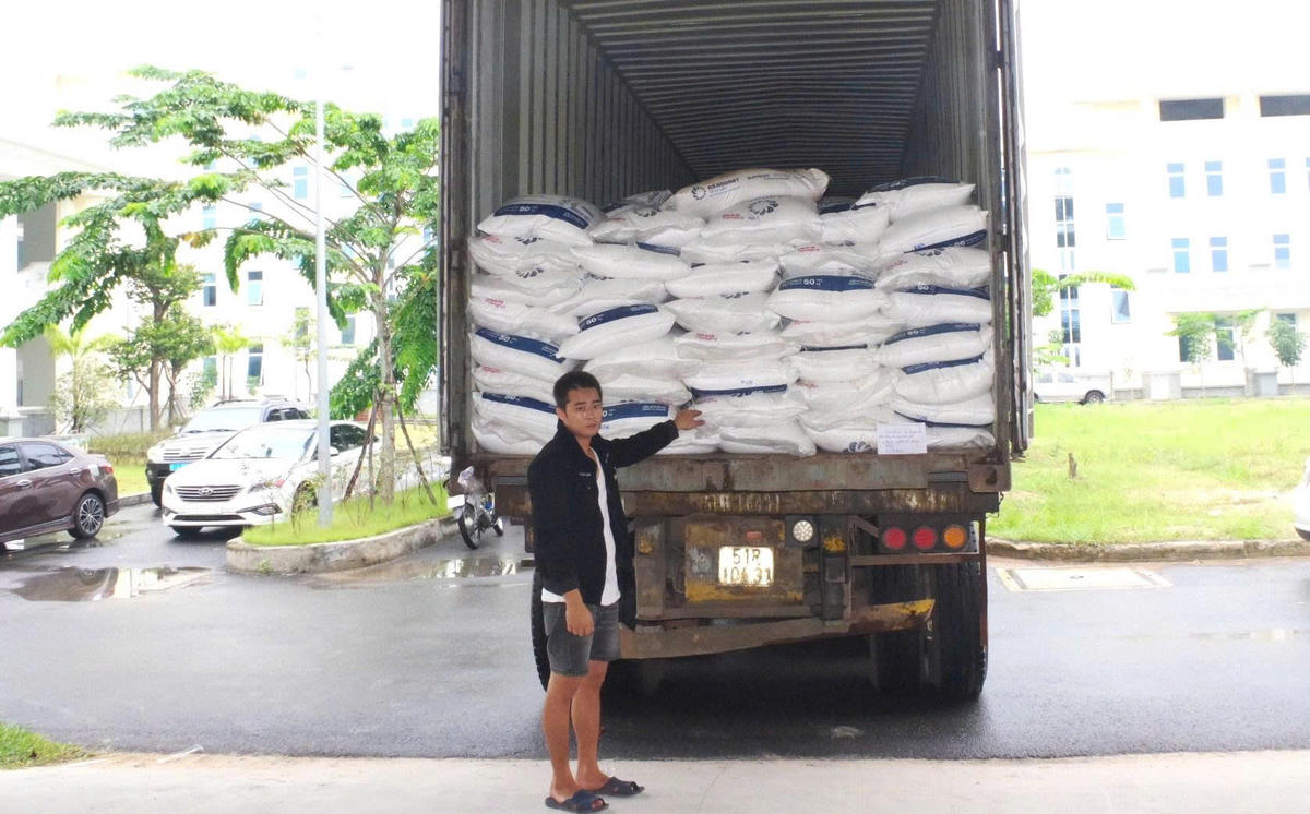 Điều tra vụ vận chuyển trái phép 40 tấn đường cát qua biên giới