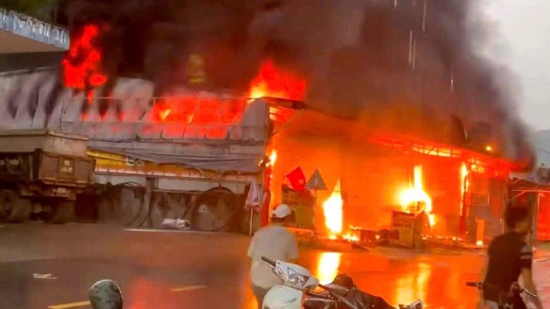 Trung tâm mua sắm nội thất và một cửa hàng khác bị cháy vào rạng sáng 23/9. Ảnh: Công an tỉnh Lai Châu.