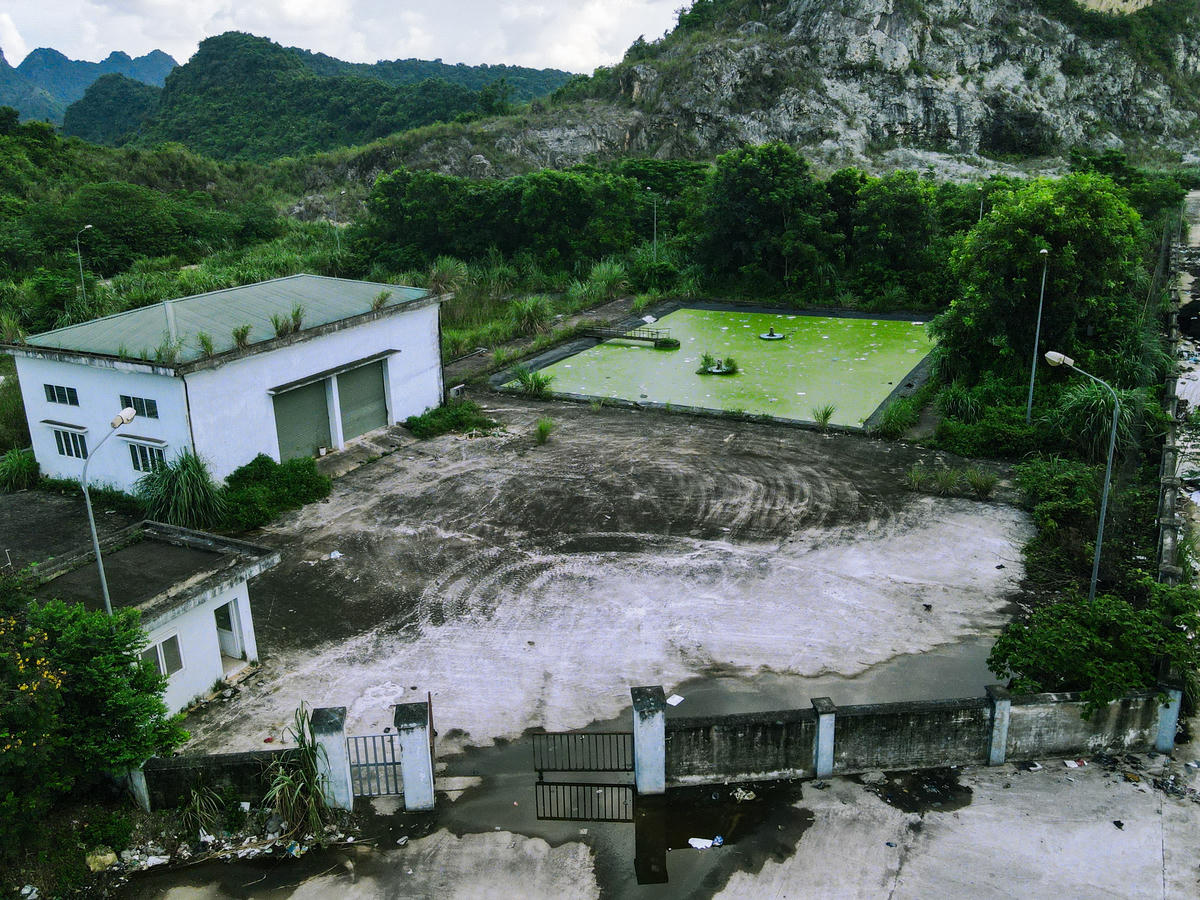 Khu xử lý nước thải của bãi rác hoang hóa, cỏ cây mọc um tùm, đóng cửa im lìm. Ảnh: Đình Minh