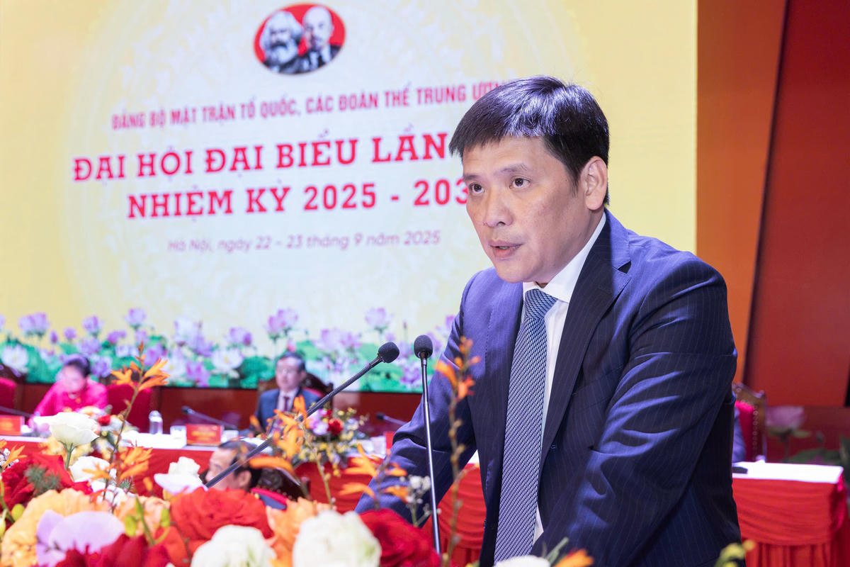 Đồng chí Nguyễn Thanh Bình, Phó Trưởng Ban Tổ chức Trung ương công bố danh sách Đoàn đại biểu của Đảng bộ MTTQ, các đoàn thể Trung ương dự Đại hội Đảng toàn quốc lần thứ XIV. Ảnh: Quang Vinh.