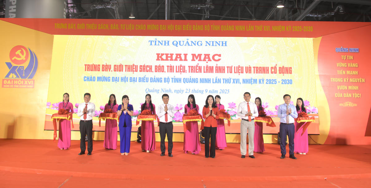 Các đại biểu cắt băng khai mạc trưng bày, triển lãm chào mừng Đại hội đại biểu Đảng bộ tỉnh Quảng Ninh lần thứ XVI, nhiệm kỳ 2025 - 2030. Ảnh: Ngọc Anh.
