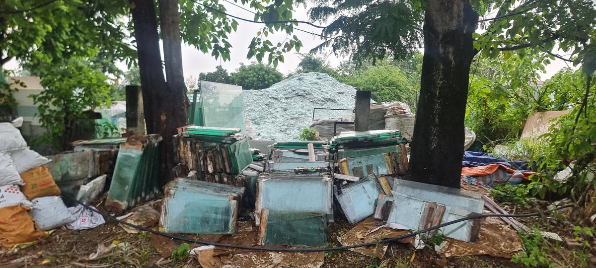 Những tấm kính sắc nhọn là nguy cơ gây mất an toàn. Ảnh : Nam Anh.