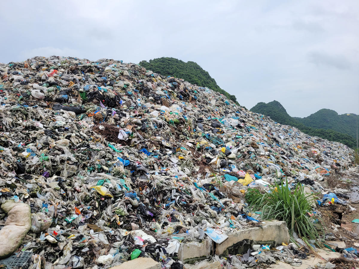 Bên cạnh đó, UBND tỉnh Ninh Bình cũng kiến nghị Bộ Nông nghiệp và Môi trường quan tâm, hỗ trợ kinh phí để địa phương triển khai dự án cải tạo, phục hồi triệt để bãi rác này. Ảnh: Đình Minh