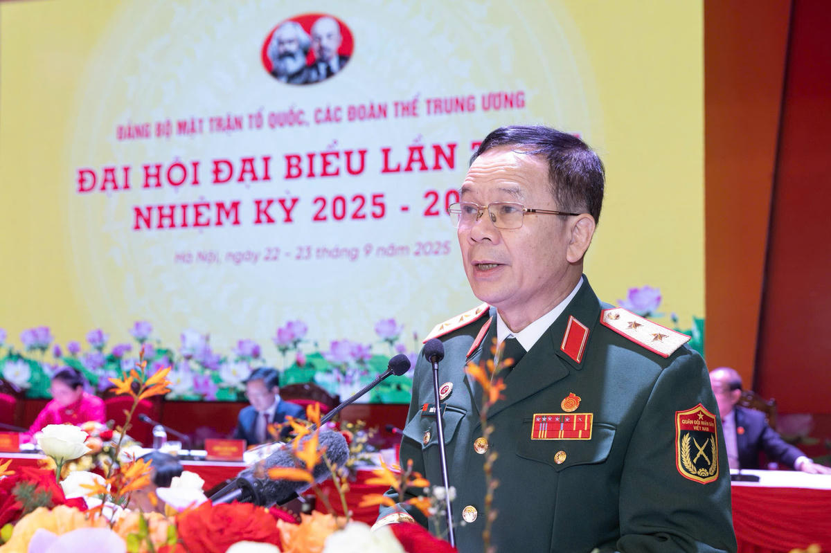 Trung tướng Khuất Việt Dũng, Phó Bí thư Đảng ủy, Phó Chủ tịch Trung ương Hội Cựu chiến binh Việt Nam phát biểu tham luận tại Đại hội. Ảnh: Quang Vinh.