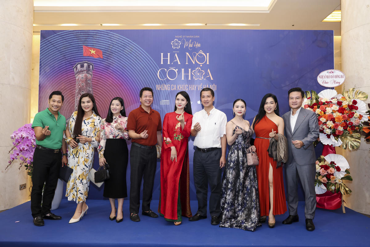 NSND Mai Hoa chụp ảnh cùng người thân và bạn bè. Ảnh: BTC.