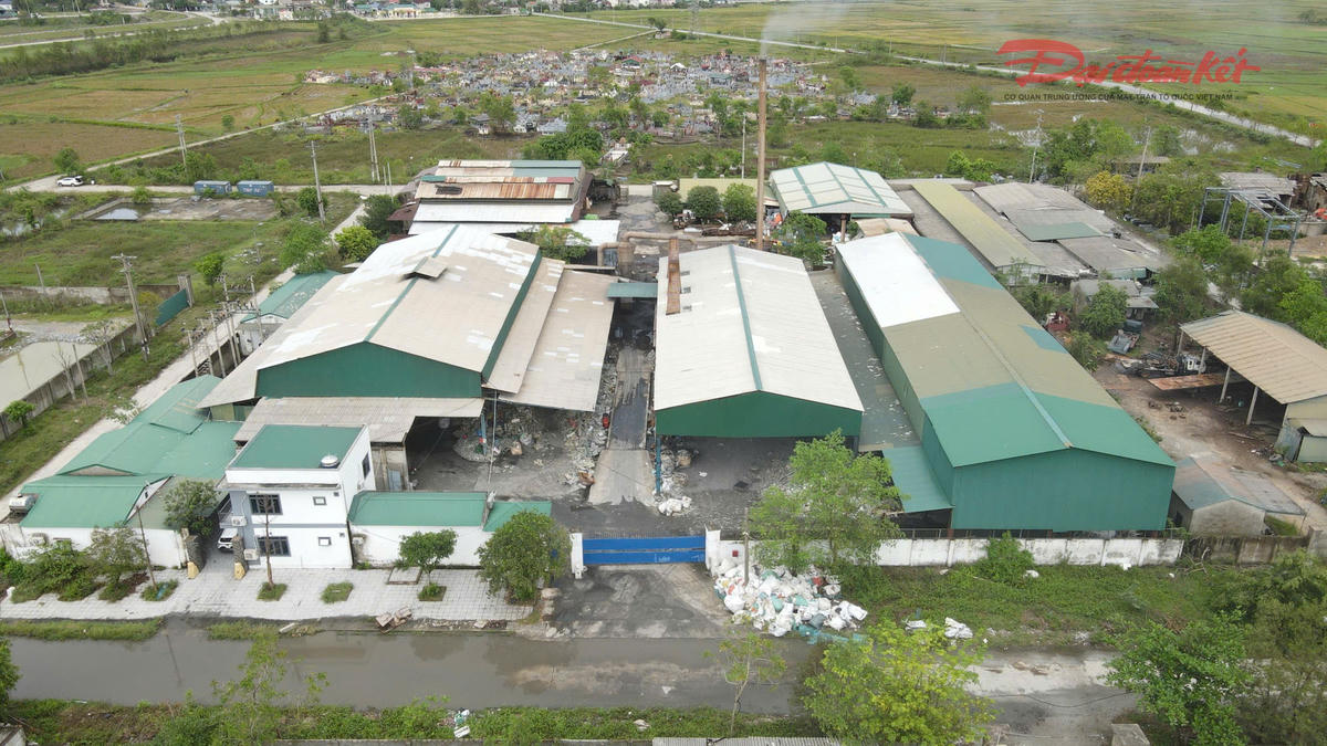 Rác thải chất ngay trước cổng vào xưởng tái chế. Ảnh: Cẩm Kỳ.