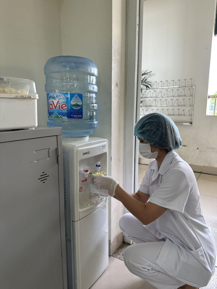 Kiểm tra lấy mẫu nước uống của học sinh làm xét nghiệm. Ảnh minh họa.