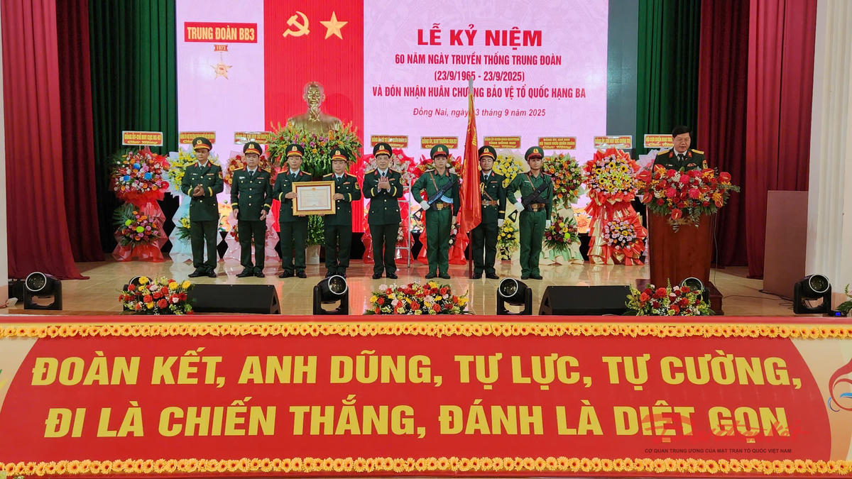 Quang cảnh lễ công bố và trao tặng Huân chương Bảo vệ Tổ quốc hạng Ba của Chủ tịch nước cho tập thể cán bộ, chiến sĩ Trung đoàn 3. Ảnh: Hồng Phúc.
