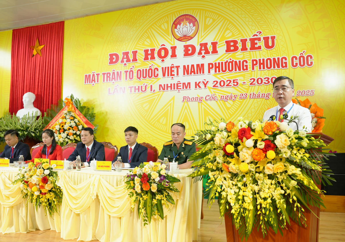   Phó Chủ tịch Thường trực Ủy ban MTTQ Việt Nam tỉnh Quảng Ninh Nguyễn Chí Thành đánh giá cao những kết quả mà MTTQ phường TP Phong Cốc đã đạt được. Ảnh: Ngọc Anh. 