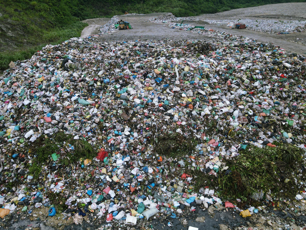 Trước thực trạng đó, UBND tỉnh Ninh Bình vừa có văn bản yêu cầu Nhà máy xử lý chất thải rắn Ninh Bình tăng cường phun chế phẩm sinh học, tổ chức thu gom toàn bộ nước rỉ rác về hệ thống xử lý tập trung. Ảnh: Đình Minh
