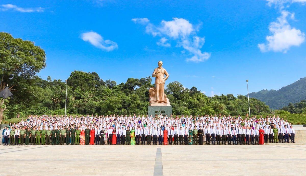 Đoàn đại biểu dự Đại hội Đảng bộ tỉnh Tuyên Quang lần thứ I trước Tượng đài Bác Hồ ở Tân Trào. Ảnh: TTBC.