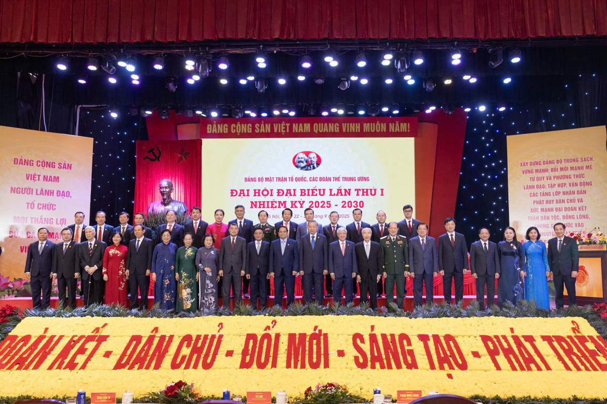 Tổng Bí thư Tô Lâm, Thủ tướng Phạm Minh Chính, Chủ tịch UBTƯ MTTQ Việt Nam Đỗ Văn Chiến cùng các đồng chí lãnh đạo, nguyên lãnh đạo Đảng, Nhà nước và các đại biểu dự Đại hội. 