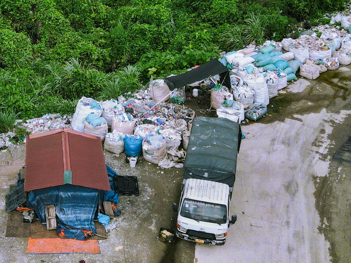Theo ghi nhận của PV, tại bãi rác Thung Quèn Khó, ngoài một số lượng rác nhỏ được phân loại, đa phần các loại rác khác đều được chôn lấp vào các hố, chất cao hàng chục mét. Phía trên 'núi rác', người dân tận dụng mặt bằng và phế phẩm để chăn thả, cho bò ăn. Ảnh: Đình Minh 