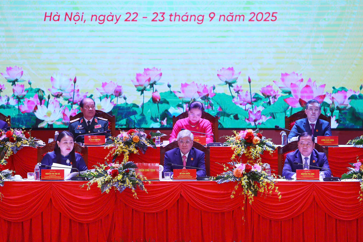 Đoàn Chủ tịch điều hành Đại hội.