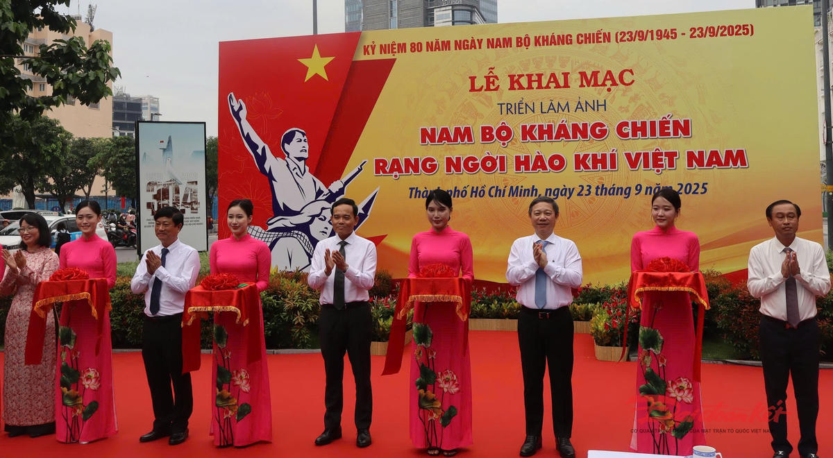 Bí thư Thành ủy TP Hồ Chí Minh Trần Lưu Quang cùng các đại biểu cắt băng khai mạc triển lãm. Ảnh: Hồng Phúc.