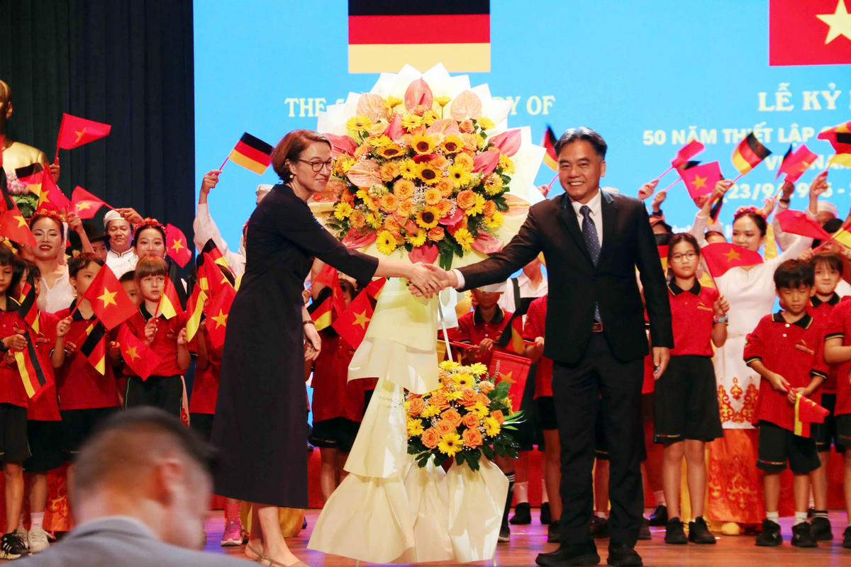 Lãnh đạo UBND TP Hồ Chí Minh và Tổng Lãnh sự Đức tại thành phố tham dư lễ kỷ niệm. Ảnh: TL