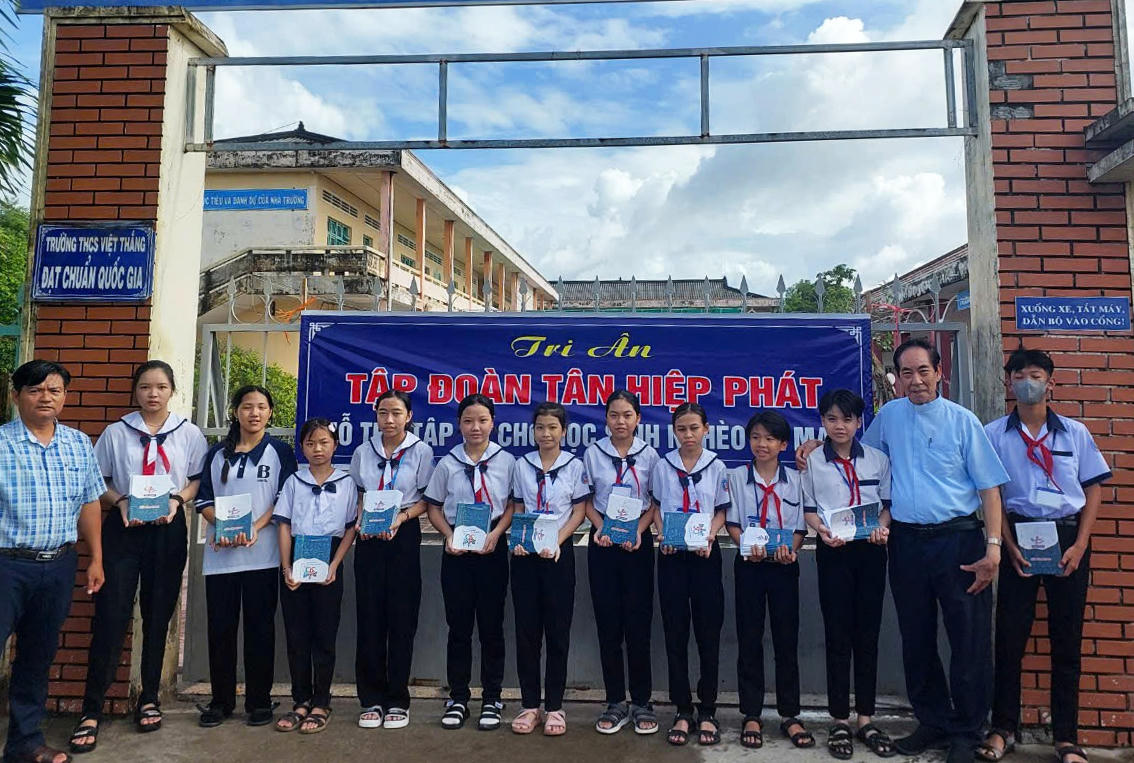 Linh mục Nguyễn Văn Vinh - 

Chủ tịch Ủy ban Đoàn kết Công giáo tỉnh Cà Mau (thứ 2 từ phải sang) 

trao sách vở cho các em học sinh.

 