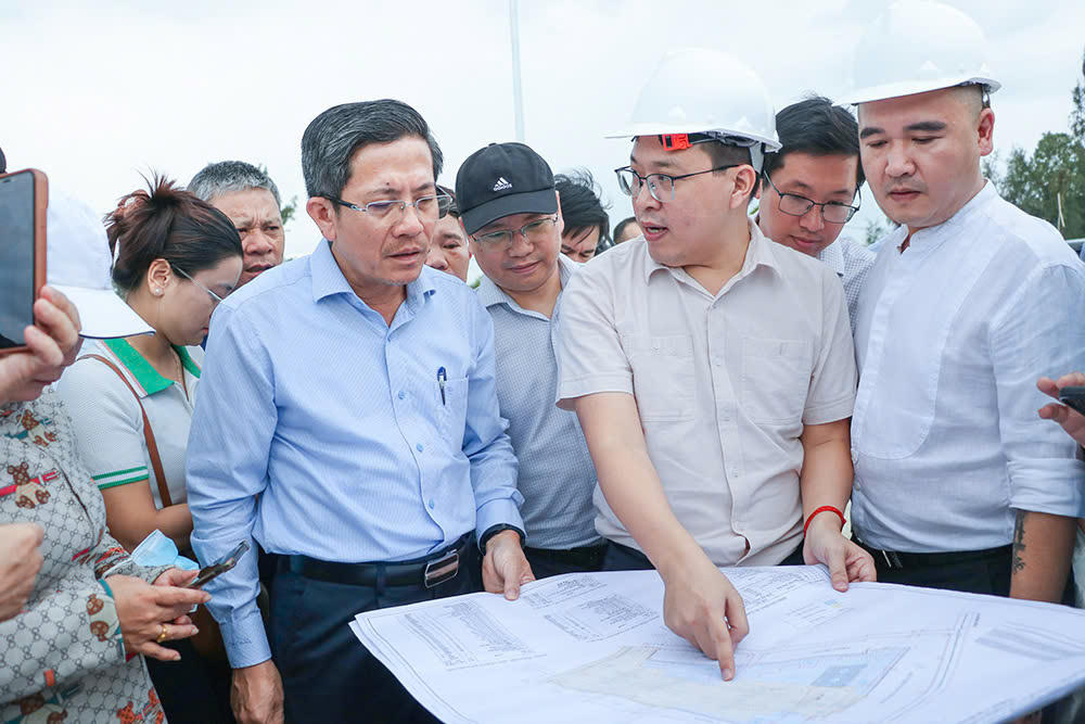   Phó Chủ tịch UBND TP Trần Nam Hưng kiểm tra thực tế tại Dự án Bách Đạt. Ảnh: Chí Đại.  
