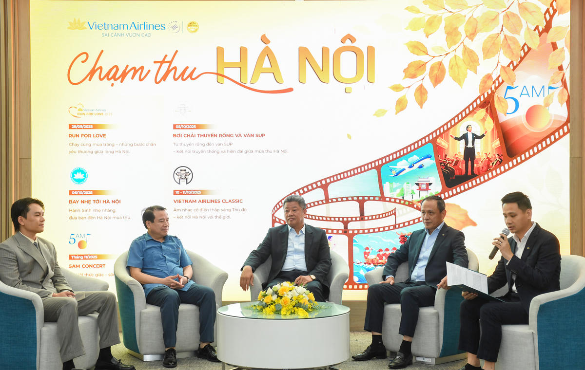 Các khách mời tham gia phần tọa đàm, chia sẻ thông tin về chiến dịch