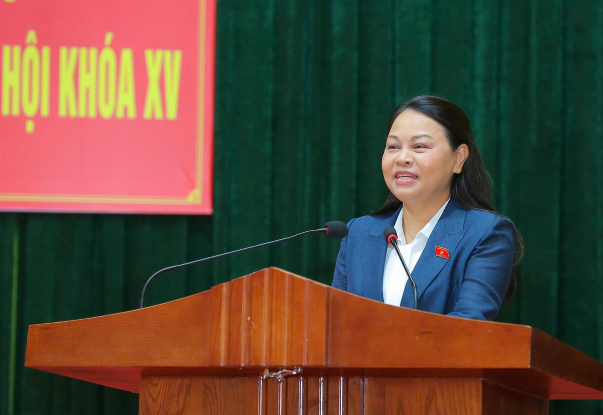 Phó Chủ tịch - Tổng Thư ký UBTƯ MTTQ Việt Nam Nguyễn Thị Thu Hà cảm ơn các ý kiến đóng góp của cử tri. Ảnh: Đình Minh