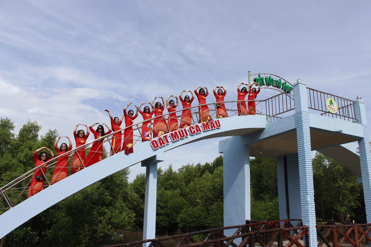 Điểm du lịch Đất Mũi thu hút đông du khách đến tham quan. Ảnh: Nguyên Du