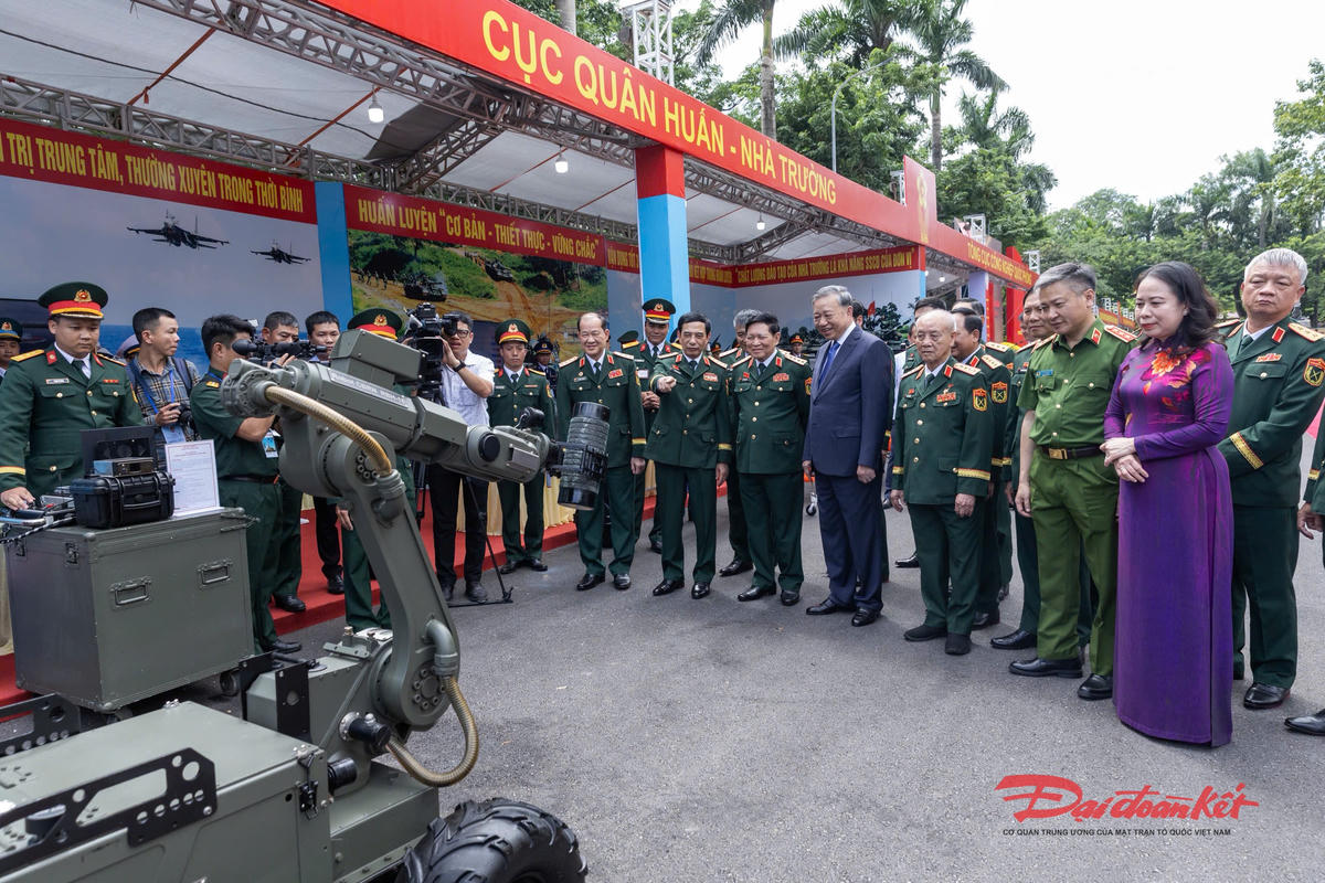   Tổng Bí thư Tô Lâm thăm các gian trưng bày sản phẩm do Quân đội nhân dân Việt Nam sản xuất. Ảnh: Quang Vinh.  