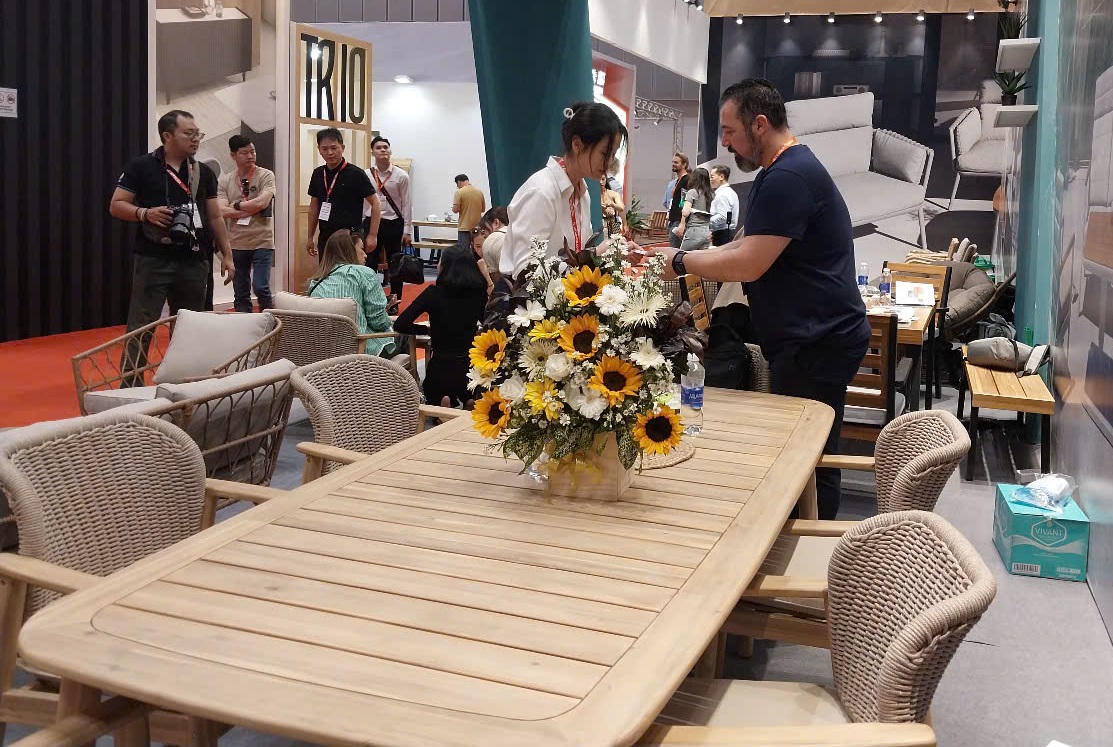 Một số thị trường yêu cầu đồ gỗ xuất khẩu phải chứng minh rõ nguồn nguyên liệu, không phá rừng. 	Ảnh: S.X