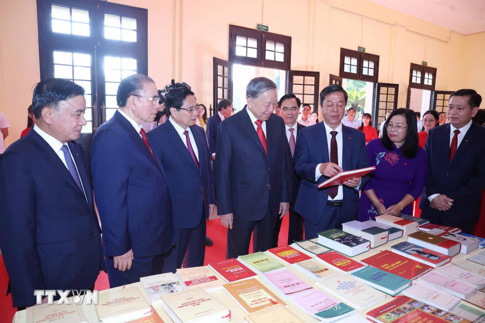 Tổng Bí thư Tô Lâm và các đồng chí Lãnh đạo, nguyên Lãnh đạo Đảng, Nhà nước xem trưng bày sách tại Đại hội . (Ảnh: Thống Nhất/TTXVN)
