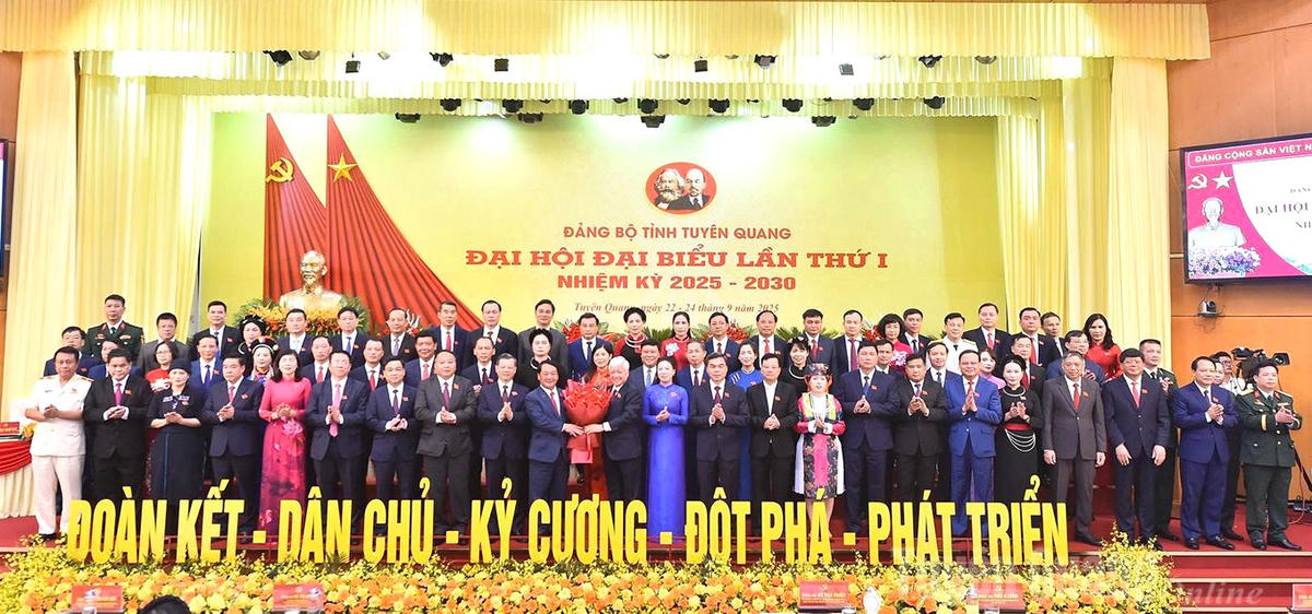 Chủ tịch Đỗ Văn Chiến tặng hoa chúc mừng BCH Đảng bộ tỉnh Tuyên Quang nhiệm kỳ 2025-2030. Ảnh: TTBC.