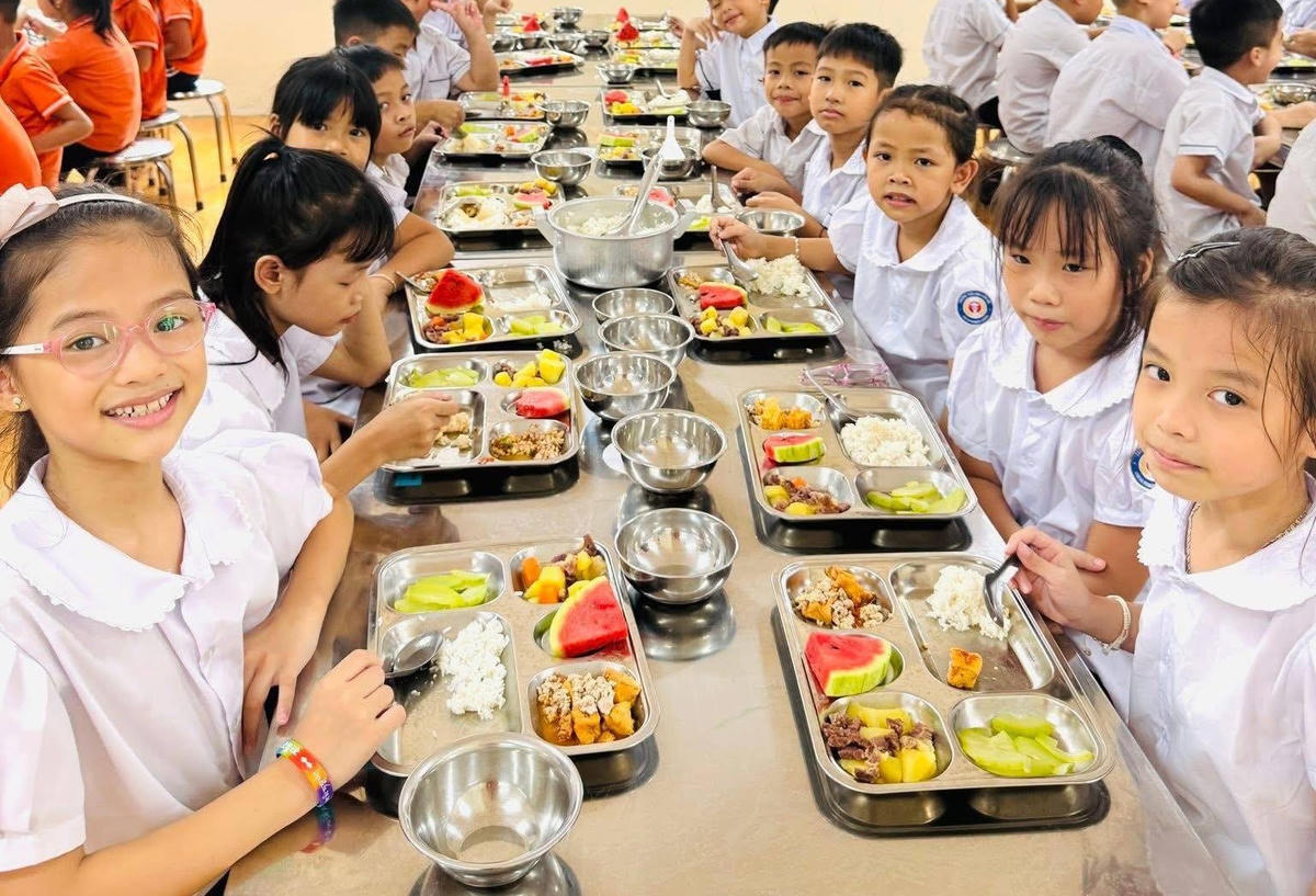  Bữa ăn bán trú tại Trường tiểu học Liên Hà (xã Ô Diên, Hà Nội). 	Ảnh: NTCC