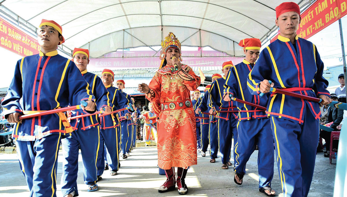 Đội chèo bả trạo xã Bình Sơn, tỉnh Quảng Ngãi. 