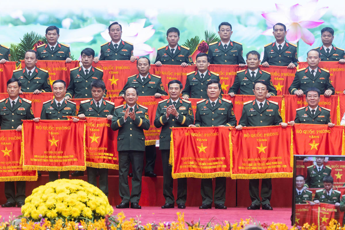   Lãnh đạo Bộ Quốc phòng khen thưởng các đơn vị xuất sắc tiêu biểu trong phong trào Thi đua Quyết thắng toàn quân giai đoạn 2020-2025. Ảnh: Quang Vinh.  