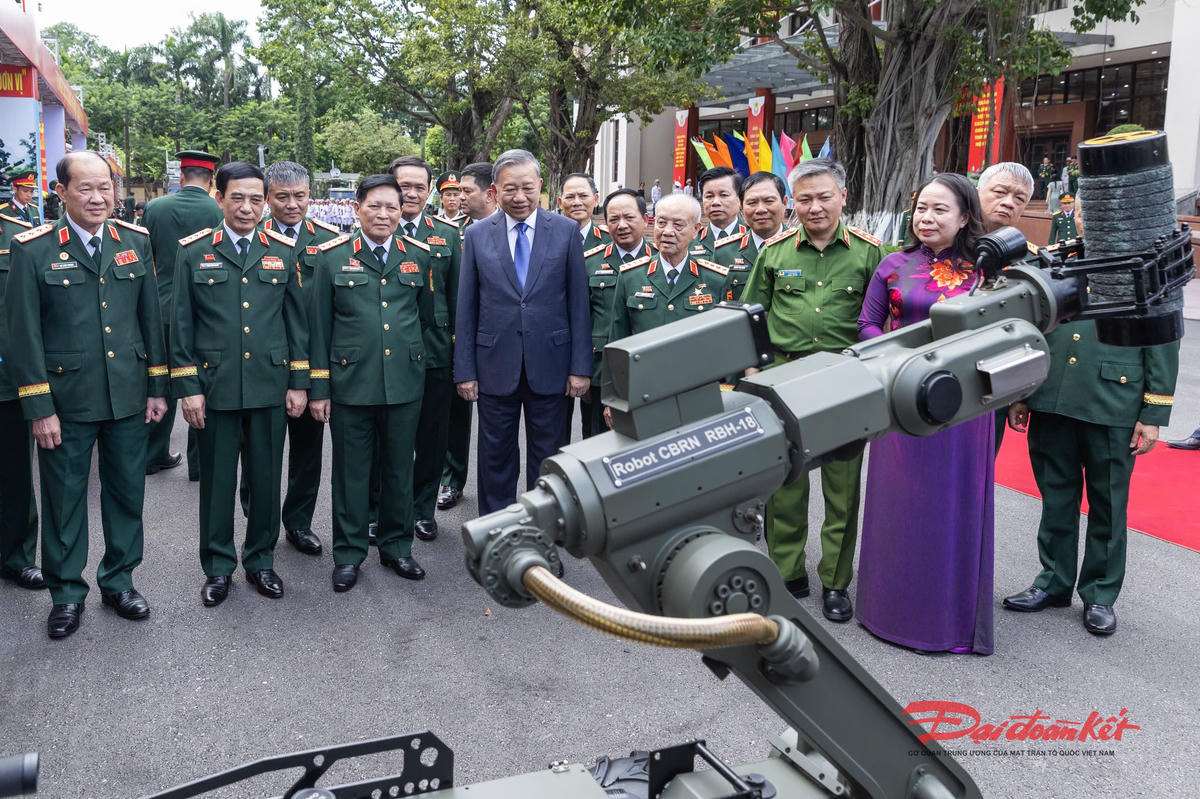   Tổng Bí thư Tô Lâm thăm các gian trưng bày sản phẩm do Quân đội nhân dân Việt Nam sản xuất. Ảnh: Quang Vinh.     