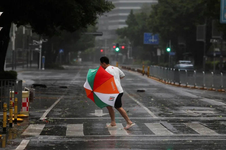 Ảnh hưởng của Bão Ragasa ở Thâm Quyến vào ngày 24/9. Ảnh: Reuters.