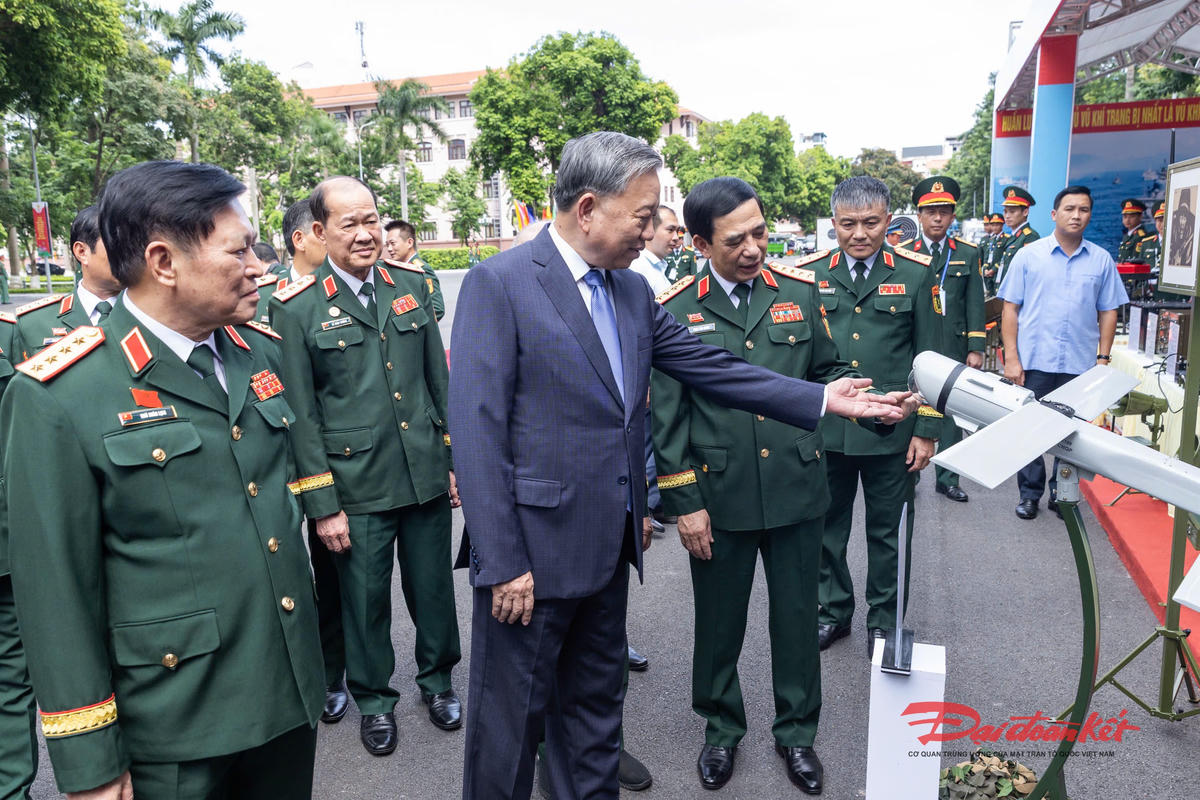   Tổng Bí thư Tô Lâm thăm các gian trưng bày sản phẩm do Quân đội nhân dân Việt Nam sản xuất. Ảnh: Quang Vinh.    