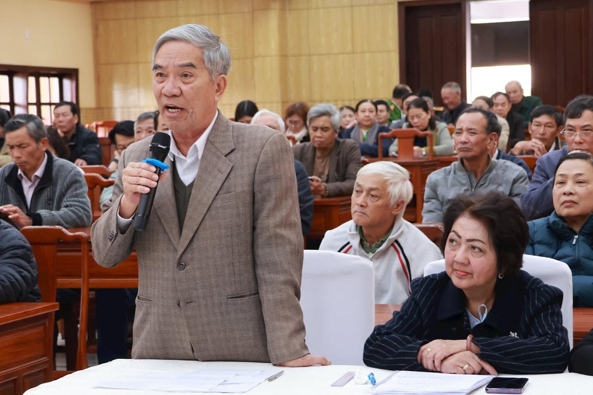 Cử tri phường Xuân Hương - Đà Lạt kiến nghị với Đoàn ĐBQH về lĩnh vực giáo dục tại buổi tiếp xúc cử tri. (Ảnh N.T)