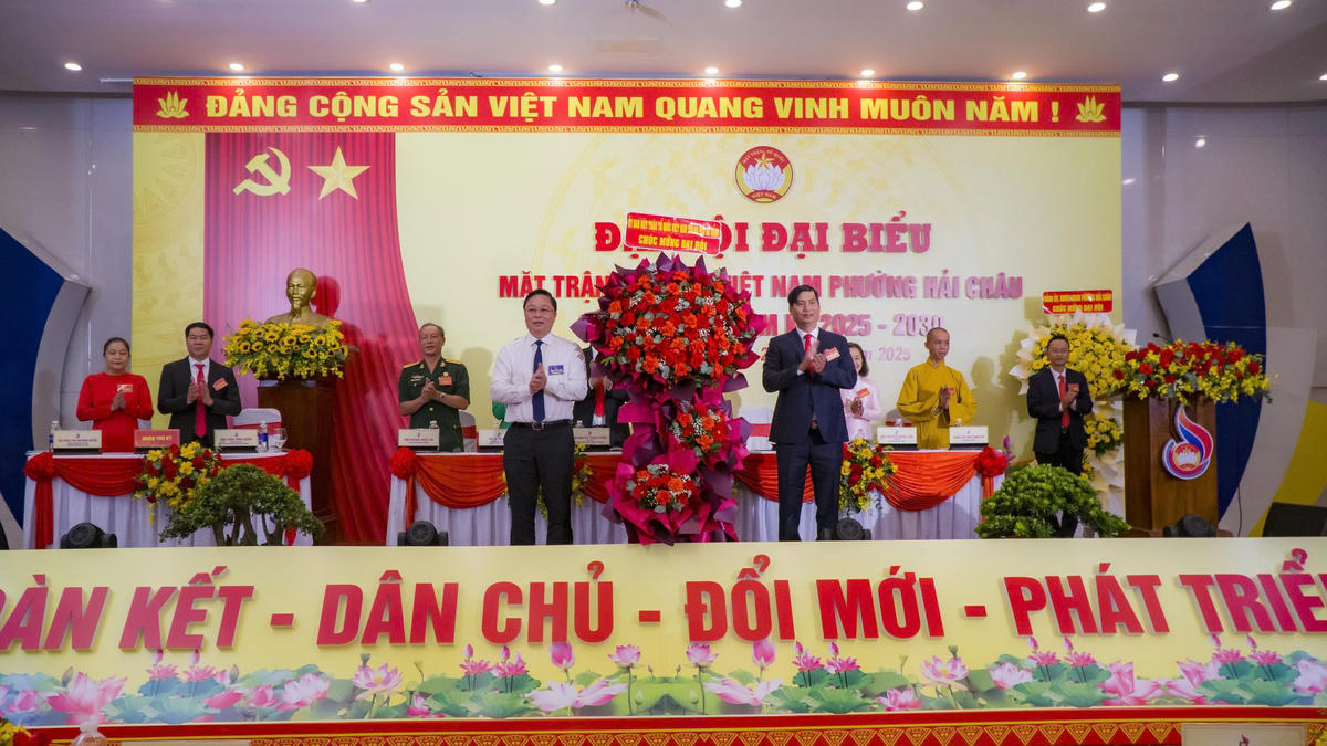   Ông Lê Trí Thanh, Chủ tịch Ủy ban Mặt trạn Tổ quốc Việt Nam TP Đà Nẵng tặng hoa chúc mừng. Ảnh: Ngọc Nhã  