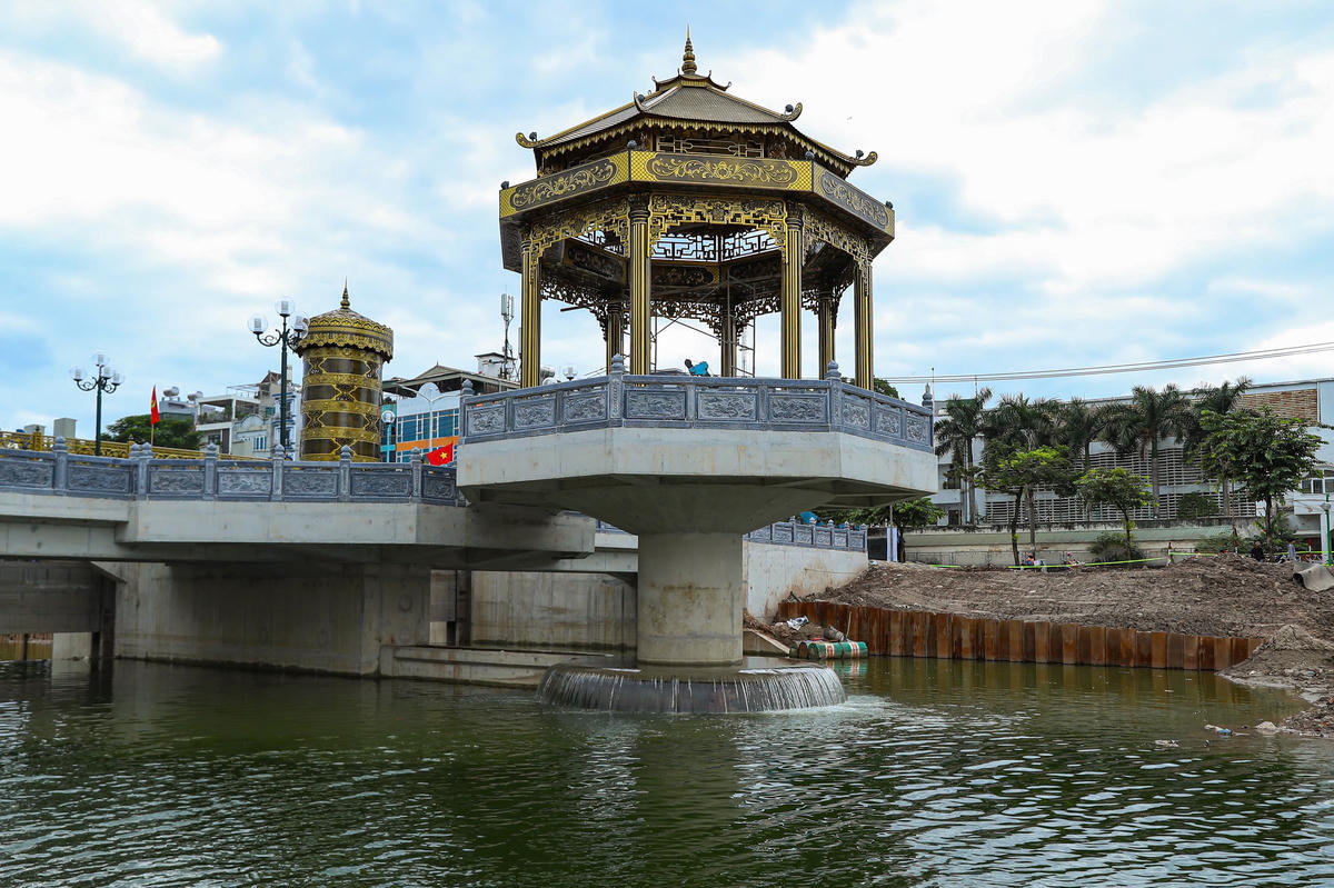 Thời gian tới, sẽ có hai vị trí xây đập dâng tiếp theo trên sông Tô Lịch gồm cầu Cót và cầu Dậu. Hai điểm này cùng đập dâng ở cầu Quang sẽ chia tuyến sông Tô Lịch dài hơn 14 km thành các đoạn ngắn, giúp kiểm soát hiệu quả nguồn nước và giảm tải ô nhiễm.