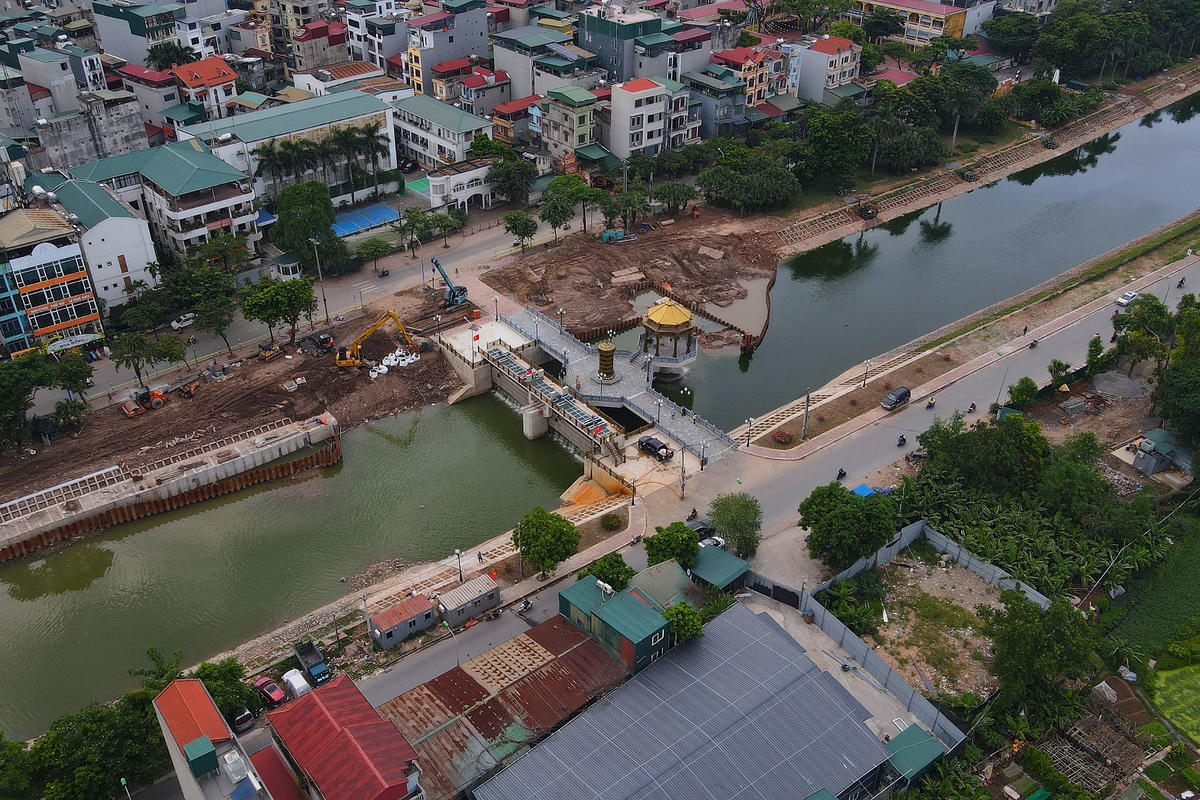Theo ghi nhận của PV Báo Đại đoàn kết, hiện Ban Quản lý dự án đầu tư xây dựng công trình hạ tầng kỹ thuật và nông nghiệp Hà Nội đã tiến hành mở cửa xả để nước thải sau khi đã xử lý từ nhà máy xử lý nước thải Yên Xá đổ vào sông Tô Lịch.