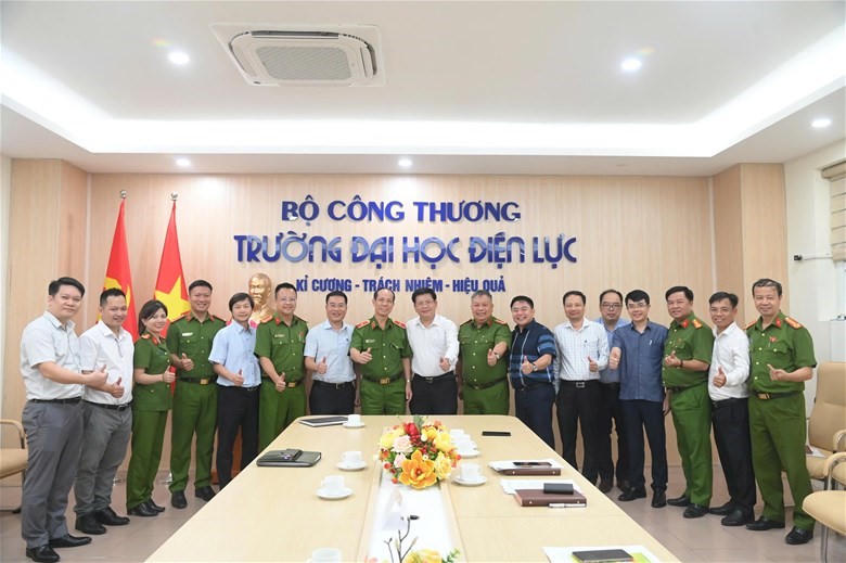   Các đại biểu chụp ảnh lưu niệm tại buổi làm việc.  