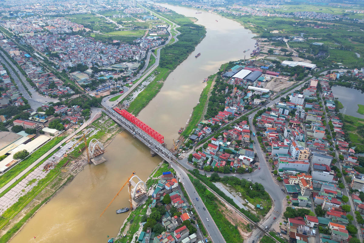 Sau hơn 2 năm thi công, hiện nhà thầu đang triển khai hạng mục trụ tháp T3, T4 dưới sông và chờ mặt bằng để thi công trên bờ.