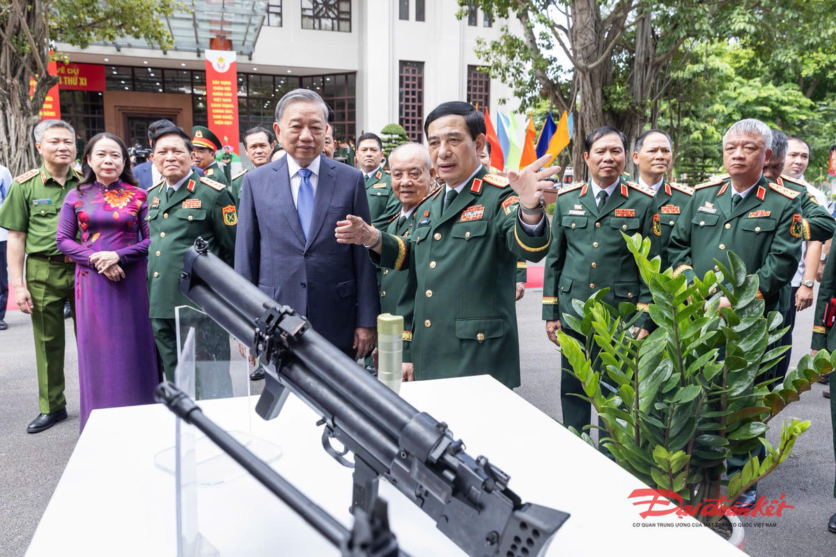 Tổng Bí thư Tô Lâm thăm các gian trưng bày sản phẩm do Quân đội nhân dân Việt Nam sản xuất. Ảnh: Quang Vinh.