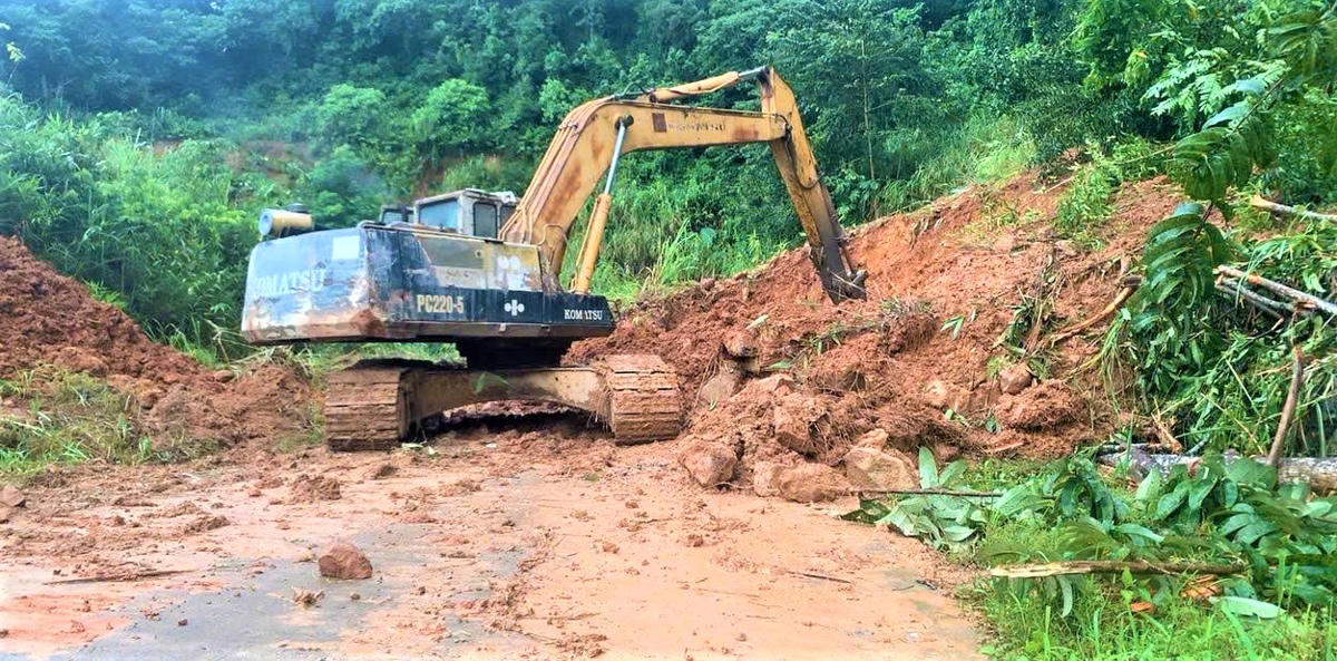   Lực lượng chức khắc phục sạt lở trên tỉnh lộ 624. Ảnh: CV.  