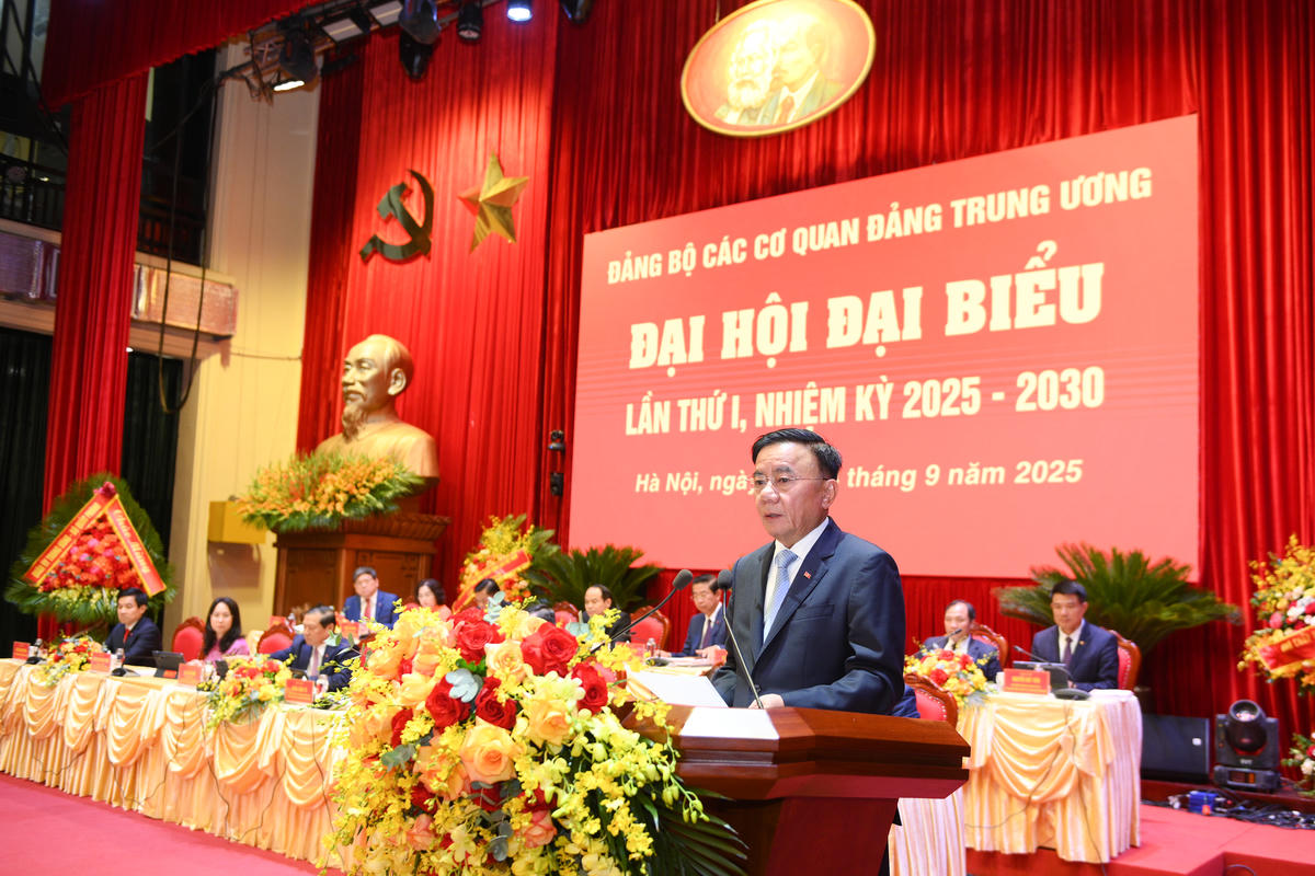   Ông Trần Cẩm Tú, Ủy viên Bộ Chính trị, Thường trực Ban Bí thư, Bí thư Đảng ủy các cơ quan Đảng Trung ương phát biểu bế mạc Đại hội (Ảnh: Phạm Thanh)