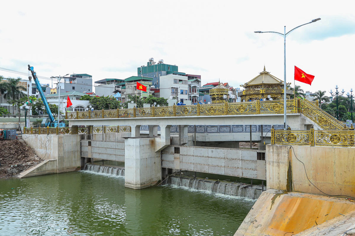 Ông Nguyễn Huy Hải, Phó Trưởng Ban Quản lý dự án Yên Xá cho biết: "Nước thải sau khi được xử lý tại nhà máy sẽ vận chuyển qua đường ống về đập, từ đó bổ cập nước về sông Tô Lịch. Kết hợp với hệ thống cánh phai, sẽ giúp ổn định mực nước trong đập và đảm bảo vệ sinh môi trường và tạo cảnh quan cho sông Tô Lịch".