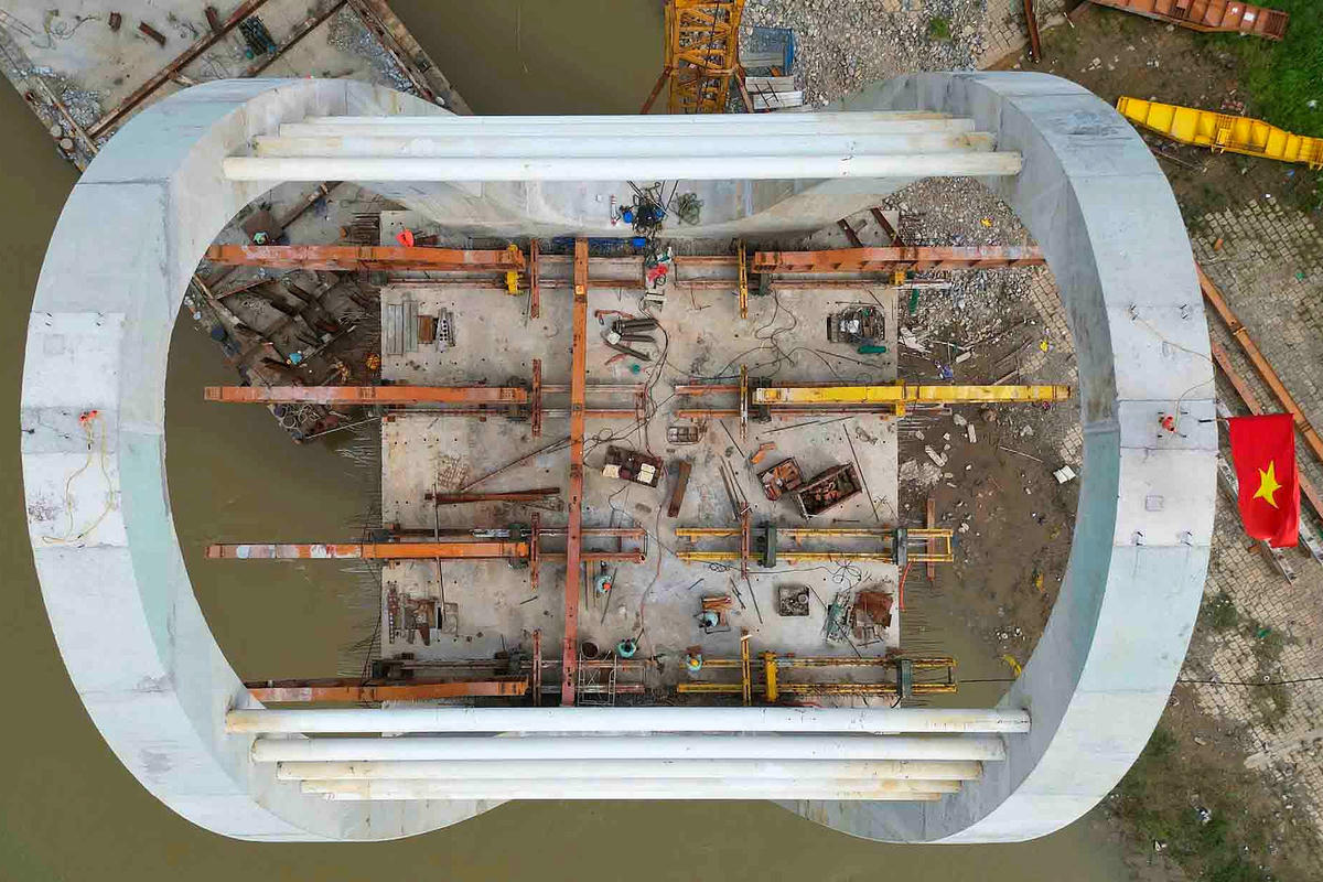 Trước đó, năm 2022, phương án kiến trúc “Giao duyên” đã vượt qua nhiều đồ án khác để đoạt giải Nhất trong cuộc thi do Bộ Giao thông Vận tải (nay là Bộ Xây dựng) tổ chức. Ý tưởng thiết kế được lấy cảm hứng từ hình ảnh những bông hoa trắng vươn lên từ mặt nước, tượng trưng cho điều tốt đẹp mà trời đất ban tặng.