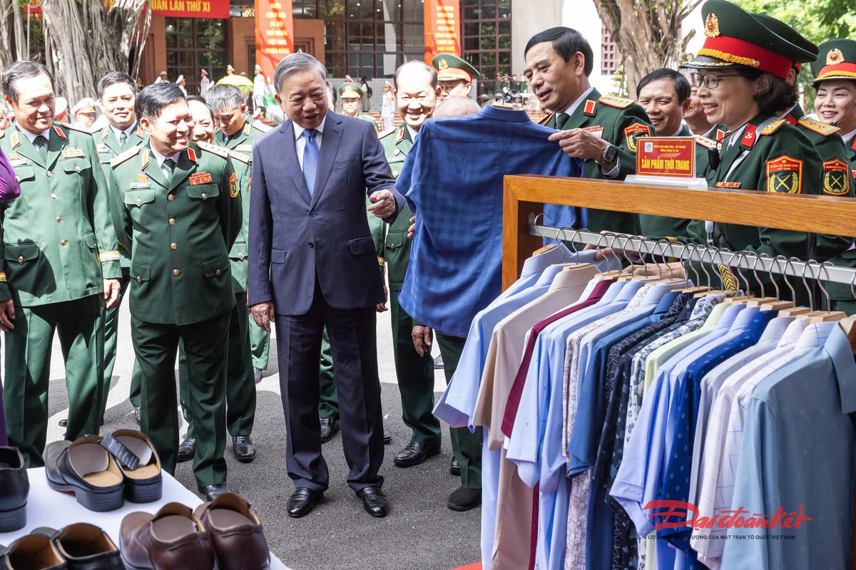   Tổng Bí thư Tô Lâm thăm các gian trưng bày sản phẩm do Quân đội nhân dân Việt Nam sản xuất. Ảnh: Quang Vinh.   