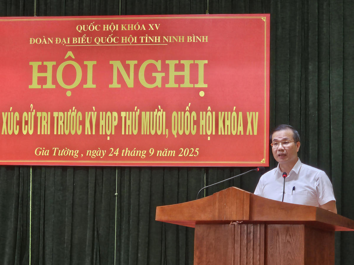 Đại diện Sở Nội vụ tỉnh Ninh Bình trả lời ý kiến cử tri. Ảnh: Đình Minh